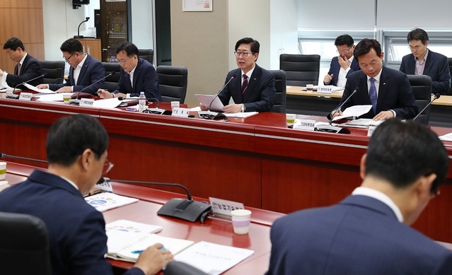 ▲ 양승조 충남도지사가 3일 도청에서 실국원장회의를 주재하고 있다.ⓒ충남도