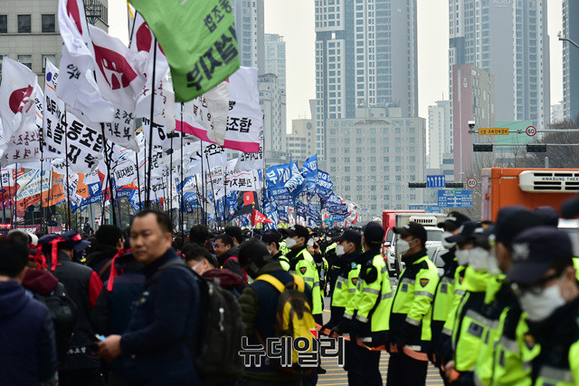 ▲ 민노총 노동자 대회 중 민노총 조합원들과 경찰이 마주보고 있다.기사와 관련 없는 사진.ⓒ이종현 기자