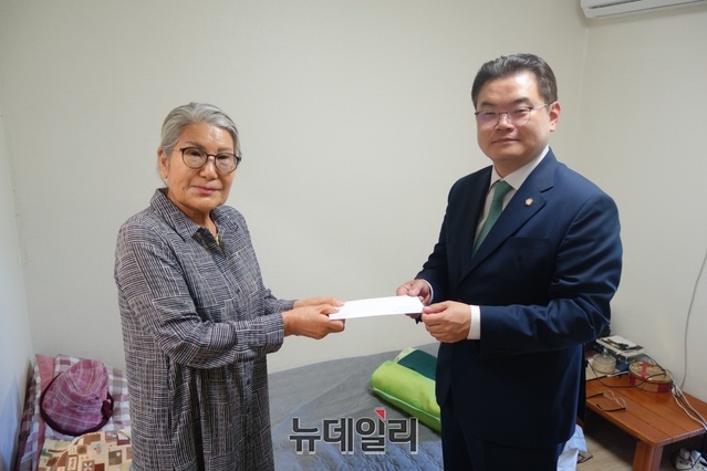 ▲ 지적장애인 생활시설 ‘느티나무재활원’에 후원금을 전달하는 박종우(오른쪽) 회장.ⓒ제공=서울지방변호사회