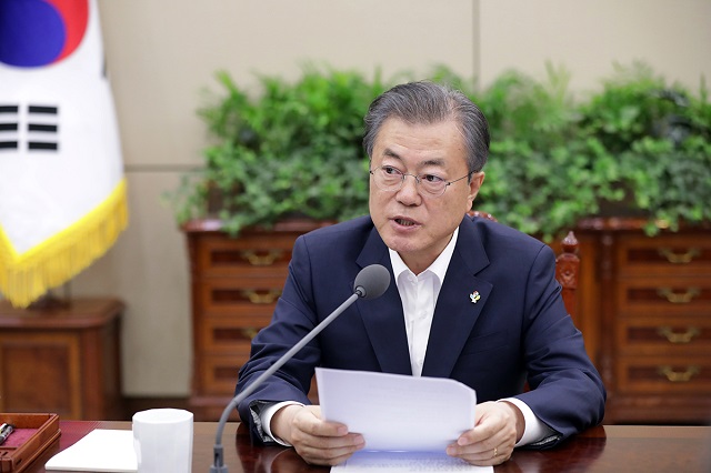 ▲ 3일 오후 청와대 여민1관 소회의실에서 문재인 대통령이 수석·보좌관회의를 주재하고 있다. ⓒ청와대