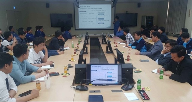 ▲ 포항제철소 설비기술센터에서 13개 고객사 관계자가 참석해 포스코 스마트팩토리 추진현황에 대한 설명을 듣고 있다.ⓒ포스코