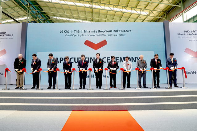 ▲ SSV 제2공장 준공식 테이프 컷팅식에 참여한 세아제강지주, 베트남 정부인사, 고객사, 협력사 관계자 모습.(좌측부터  'State Pipe & Supply' Gary Knoroski 부사장(첫번째), 'SSA' 이준 부사장(두번째), 세아제강 이주성 부사장(5번째), 세아제강 이휘령 부회장(6번째), 세아제강지주 남형근 대표(10번째), 'SSV' 조진호 법인장(11번째))ⓒ세아제강지주