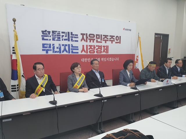 ▲ 김정재 의원이 시민대표들과 함께 자유한국당 원내대표실을 찾아 포항지진특별법 제정에 대한 포항시민들의 민심을 나경원 원내대표에게 전달했다.ⓒ의원사무실