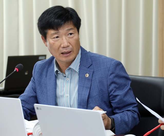 ▲ 유철규 세종시의원이 3일 경제산업국 행정사무감사에서 “중소기업 국내 판로 지원 사업 대상자가 임의로 선정됐다”고 지적하고 있다.ⓒ세종시의회