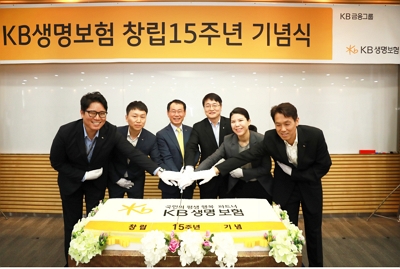 ▲ 창립 기념 떡케익을 커팅하는 KB생명보험 임직원(왼쪽에서 세번째 허정수 사장).ⓒKB생명