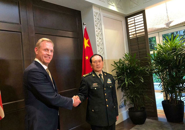 ▲ 지난 1일(현지시간) 싱가포르 샹그릴라 대화에서 회담 전 악수를 하는 패트릭 섀너핸 미 국방장관 대행과 웨이펑허 중국 국방부장. ⓒ뉴시스 AP. 무단전재 및 재배포 금지.