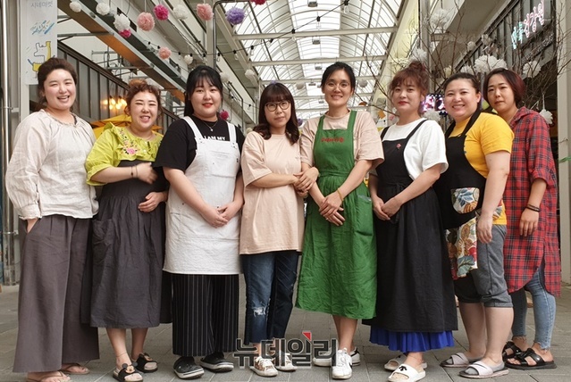 ▲ 금산시장 청년몰에 입주한 점포 대표들이 기자의 사진 취재 요청에 포즈를 취하며 즐거워하고 있다.ⓒ박근주 기자