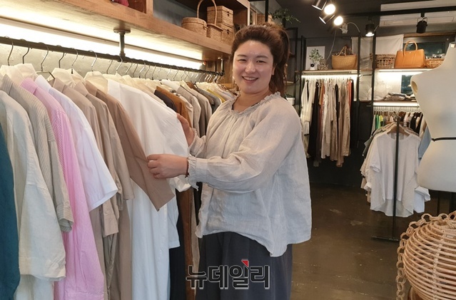 ▲ 전서은 금산시장 청년몰 회장이 진열된 상품을 설명하며 환하게 웃고 있다.ⓒ박근주 기자