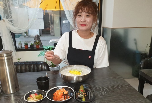 ▲ 권성희 ‘언니네 식탁’ 대표가 콩국수를 들어보이며 여름에는 콩수가 최고라고 강조하고 있다.ⓒ박근주 기자