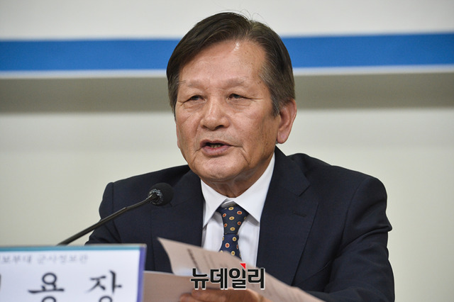 ▲ 미 정보부대 군사정보관 출신으로 소개된 김용장씨가 지난달 13일 오후 국회 의원회관에서 열린 '5.18은 계획된 시나리오였다' 특별기자회견에서 다시 상황에 대해 발언하고 있는 모습.ⓒ박성원 기자