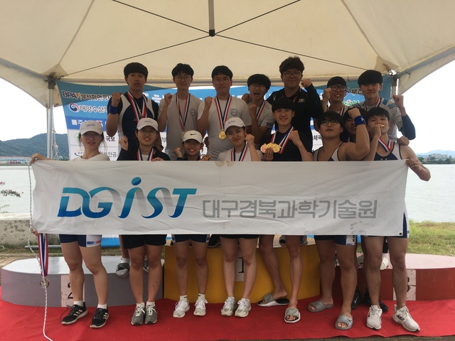▲ 1일부터 2일까지 부산 서낙동강 조정경기장에서 열린 제45회 장보고기 전국조정대회(2부)에 참가한 DGIST 조정부가 기념촬영을 하고 있다.ⓒDGIST