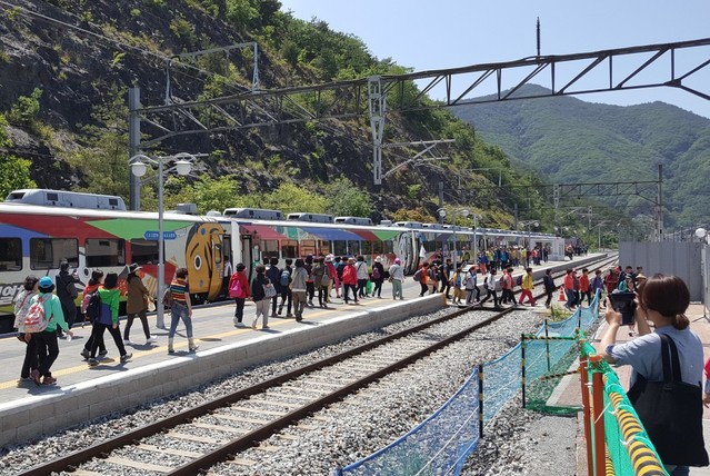 ▲ 지난해 도시민 관광객들이 ‘팔도장터 관광열차’를 타고 단양역에 도착해 열차에서 내리고 있다.ⓒ단양군