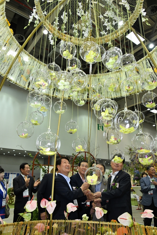 ▲ 국내 최대 실내 화훼전시회인 제10회 대구꽃박람회가 6만6천여 인파가 몰리며 성료했다. 사진은 개막장면.ⓒ대구시