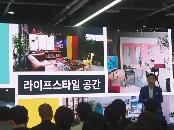 ▲ 김현석 삼성전자 대표이사 사장이 4일 오전 강남구 도산대로에 위치한 삼성디지털프라자 강남본점에서 열린 미디어데이에서 생활가전 사업의 새로운 비전인 '프로젝트 프리즘(Project PRISM)'을 설명하고 있다.ⓒ뉴데일리DB