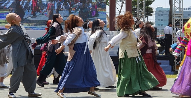 ▲ 제10회 세종대왕과 초정약수축제에서 조선시대 유람단으로 분해 공연을 펼치는 중원대 연극영화과 학생들.ⓒ중원대