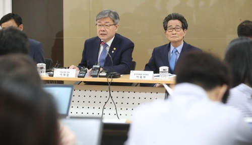 ▲ 국민취업지원제도(한국형 실업부조) 설명하는 이재갑 고용노동부 장관(왼쪽).ⓒ연합뉴스