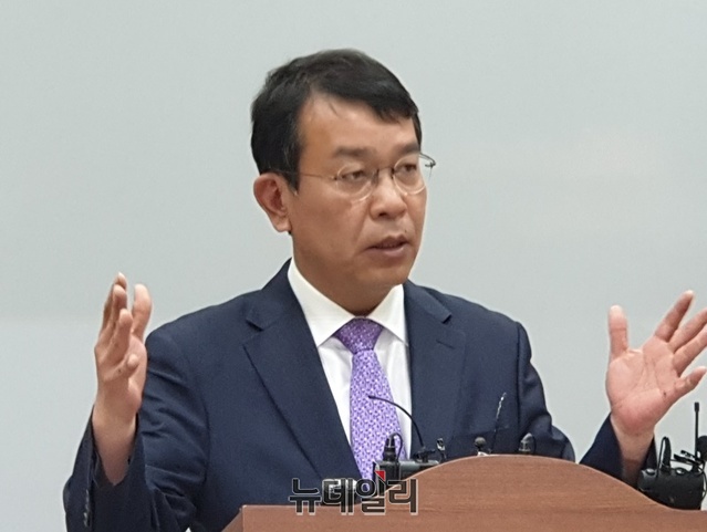 ▲ 김종대 국회의원이 4일 충북도청에서 기자회견을 열어 MRO산업 재추진에 대한 당위성을 설명하고 있다.ⓒ박근주 기자