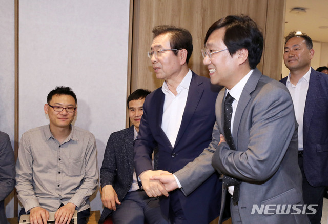 ▲ 양정철(오른쪽) 민주연구원장과 박원순 서울시장이 3일 오후 서울 중구 서울시청 시장실에서 서울연구원과 민주연구원과의 정책연구협약식에 앞선 면담을 위해 시장실로 들어서고 있다.ⓒ뉴시스