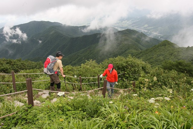 ▲ 소백산 연화봉을 오르고 있는 등반객.ⓒ단양군