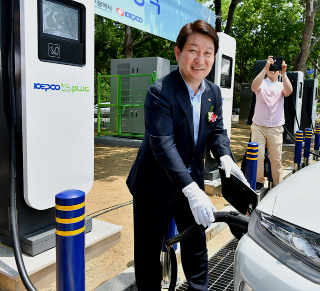 ▲ 권영진 대구시장이 전기차 충전 시연을 하고 있다.ⓒ대구시