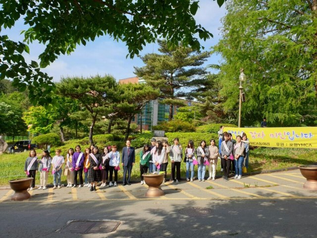 ▲ 선린 YMCA 감사미인 운동에 동참한 김영문 총장이 학생들과 함께 기념촬영을 하고 있다.ⓒ선린대