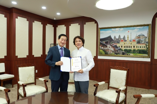 ▲ 경주세계문화엑스포 류희림 사무총장(왼쪽)이 함신익 지휘자에게 자문위원 위촉장을 전달하고 있다.ⓒ경주엑스포