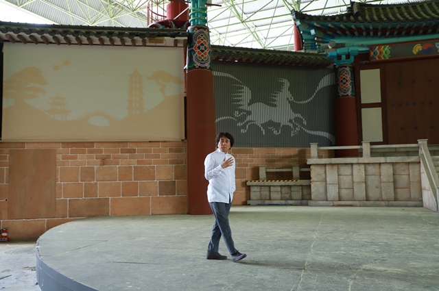 ▲ 경주세계문화엑스포공원 백결공연장을 둘러보고 있는 함신익 지휘자.ⓒ경주엑스포