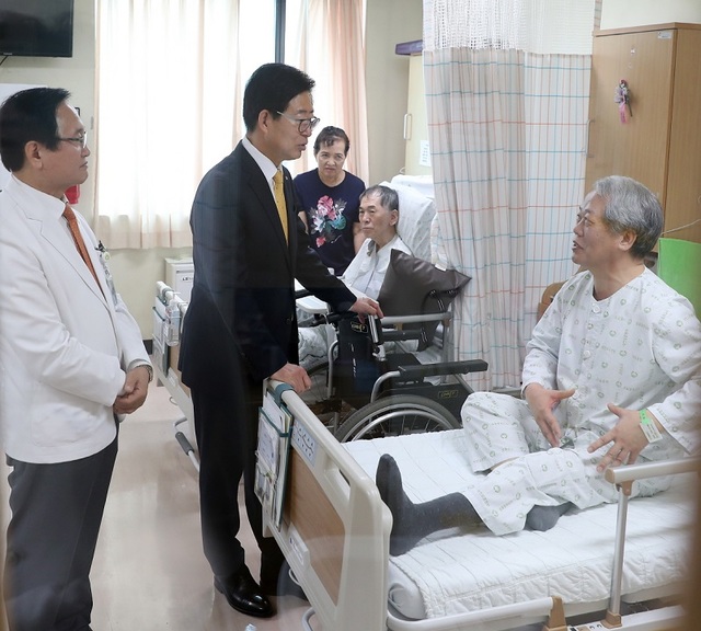 ▲ 양승조 충남도지사가 5일 대전보훈병원을 찾아 입원하고 있는 국가유공자를 위로하고 있다.ⓒ충남도
