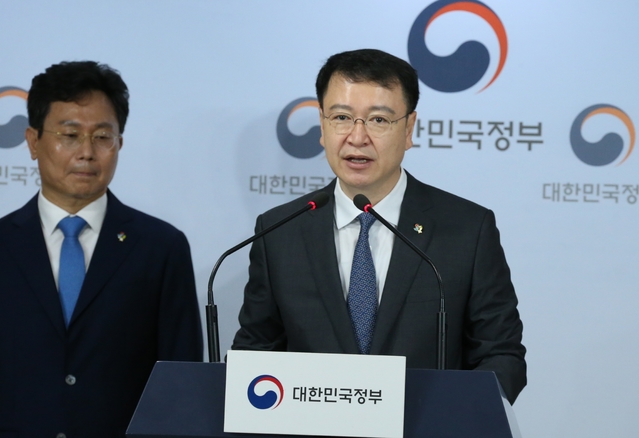 ▲ 이은항 국세청차장이 호화생활자 탈세근절방안을 발표하고 있다. ⓒ국세청 제공