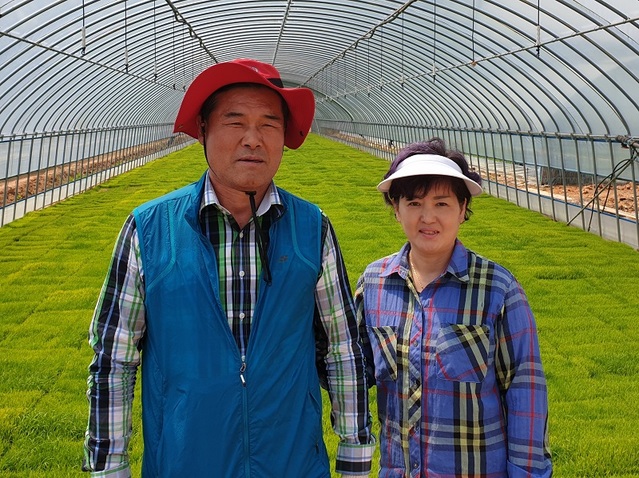 ▲ 이달의 새농민상 상을 받은 이헌주·윤석출씨 부부.ⓒ농협충남본부