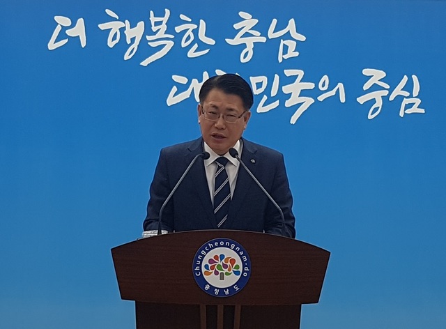 ▲ 정석완 충남도 재난안전실장이 충남도민의 안전보험 가입과 관련해 기자회견을 갖고 있다.ⓒ충남도