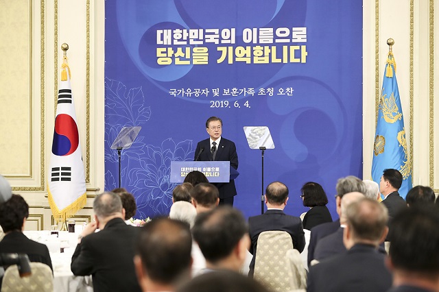 ▲ 4일 청와대 영빈관에서 열린 국가유공자·보훈가족 초청 오찬에서 문재인 대통령이 발언하고 있다. ⓒ청와대