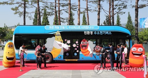 ▲ 문재인 대통령이 5일 창원컨벤션센터 인근에서 수소 버스 제막식에 참석하고 있다. 수소 버스에는 국내 애니메이션 '라바'의 캐릭터가 그려져 있다.ⓒ연합뉴스