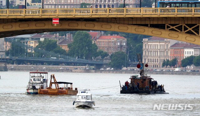 ▲ 4일 오전 다뉴브강 사고 지점에서 수색 작업이 이뤄지고 있다ⓒ뉴시스.
