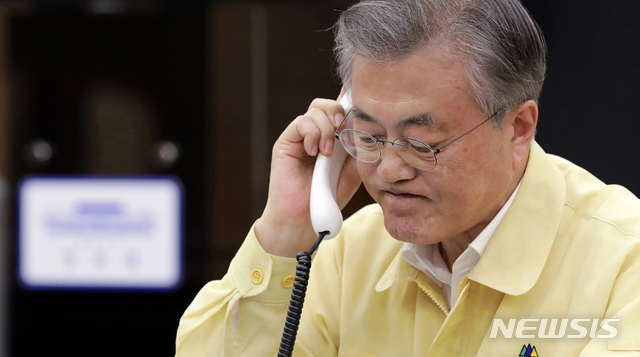 ▲ 문재인 대통령이 30일 청와대 여민관에서 빅토르 오르반 헝가리 총리에게 전화 통화로 우리 국민탑승 유람선 침몰사고와 관련 헝가리 정부의 적극적인 지원을 요청했다. ⓒ뉴시스