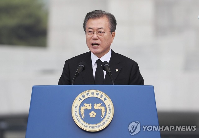 ▲ 문재인 대통령이 6일 오전 국립현충원에서 제64회 현충일 추념사를 하고 있다. ⓒ연합뉴스