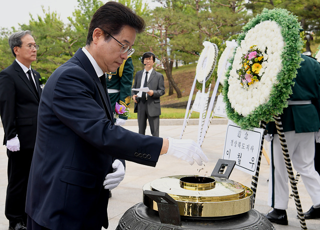 ▲ 이철우 경북도지사가 6일 현충일 추념식에서 헌화 및 분향을 하고 있다.ⓒ경북도
