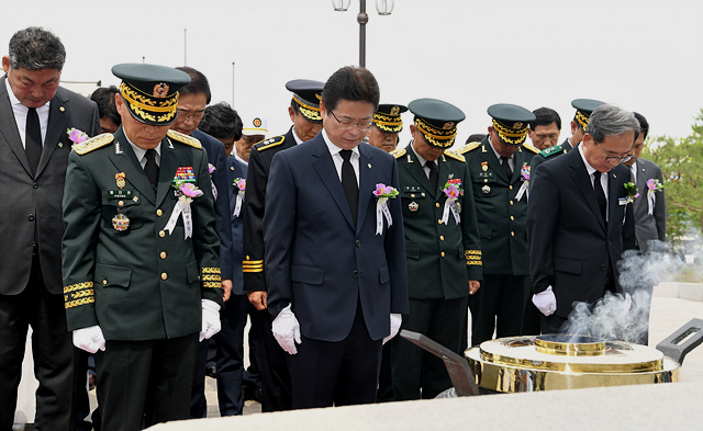 ▲ 이날 추념식에는 이철우 도지사를 비롯해 장경식 경상북도의회 의장, 황인권 육군제2작전사령관, 임종석 경상북도 교육감, 김기출 경북경찰청장 등이 참석했다.ⓒ경북도
