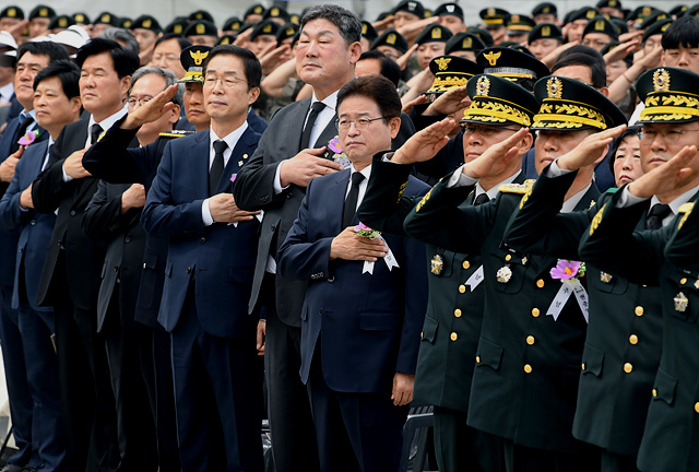 ▲ 이철우 지사와 장경식 경북도의회 의장, 임종식 경북도교육감 등 참석자들이 국기에 대한 경례를 하고 있다.ⓒ경북도