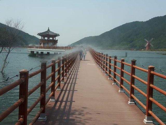 ▲ 달성군은 5일 옥포읍 옥연지 송해공원 백세교 일대에 폭염에 지친 시민을 위한 쿨링포그를 설치·운영한다.ⓒ달성군