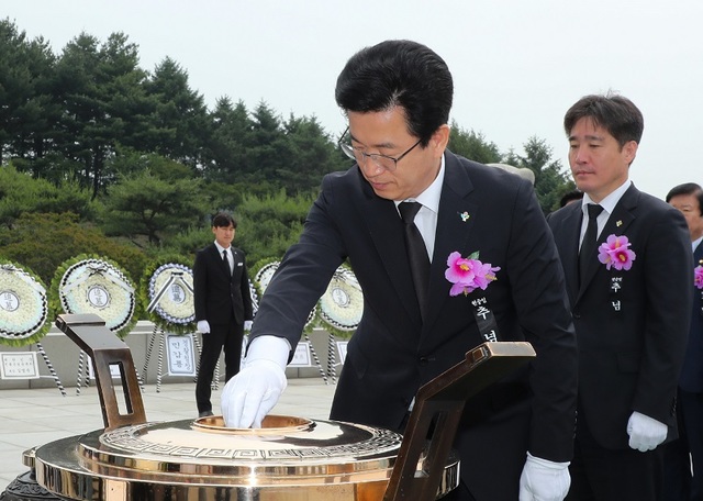 ▲ 허태정 대전시장이 6일 국립대전현충원에서 열린 제64회 현충일 추념식에서 분향을 하고 있다.ⓒ대전시