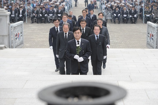 ▲ 이춘희 세종시장이 6일 제64회 현충일을 맞아 조치원읍 충령탑에서 호국영령과 순국선열에게 헌화 분향을 하기 위해 제단으로 걸어나가고 있다.ⓒ세종시