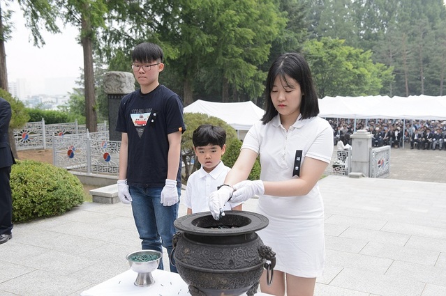 ▲ 세종시가 주최한 제64회 현충일 추념식에서 이린이와 학생들이 분향을 하고 있다. ⓒ세종시