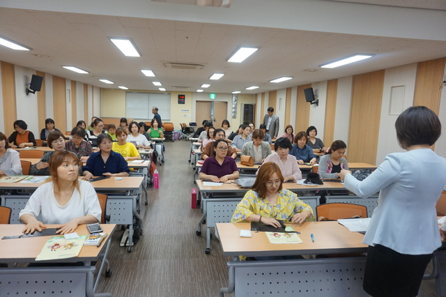 ▲ 식중독 예방 및 깨끗한 주방정리에 대해 교육을 받고 있는 칠곡군어린이급식소 조리원들.ⓒ대구한의대