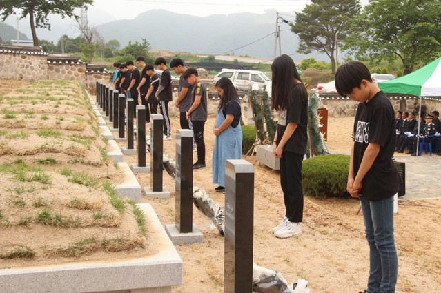 ▲ 6일 현충일을 맞아 단양 영춘중학교 학생들이 순국 경찰 13인 용사묘역을 찾아 묵념을 올리고 있다.ⓒ단양경찰서