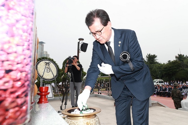 ▲ 이시종 충북도지사가 6일 청주 충혼탑에서 열린 제64회 현충일 추념식에서 호국영령과 순국선열들에게 분향을 하고 있다.ⓒ충북도