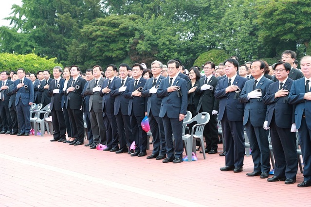 ▲ 6일 청주 충혼탑에서 열린 제64회 현충일 추념식에서 이시종 충북지사와 장선배 충북도의장, 김병우 충북도교육감, 한범덕 청주시장, 하재성 청주시의회 의장 등이 국민의례를 하고 있다. ⓒ충북도