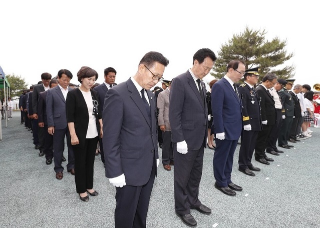 ▲ 이차영 괴산군수와 신동운 괴산군의회 의장이 6일 제64회 현충일 추념식에서 호국영령과 순국선열들에게 묵념을 하고 있다.ⓒ괴산군