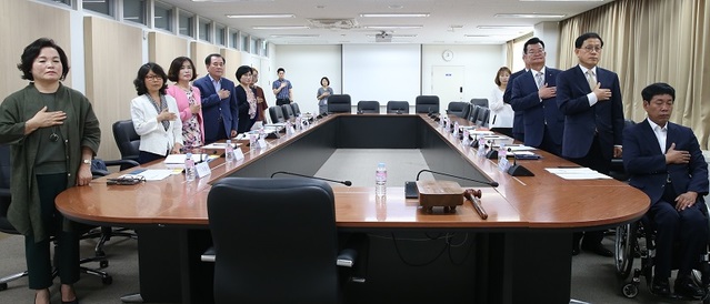 ▲ 충남도교육청 장애인식개선교육위원회가 지난 5일 공식 출범했다. 위촉식에서 김지철 교육감과 위원들이 국민의례를 하고 있다.ⓒ충남도교육청