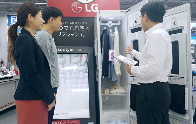 ▲ 일본의 한 가전매장에서 직원이 고객에게 LG 트롬 스타일러를 소개하고 있는 모습. ⓒLG전자